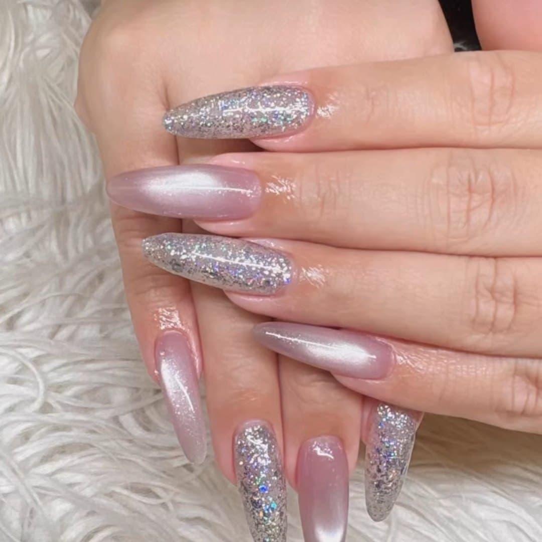 Long coffin nails in pearl chrome and silver glitter